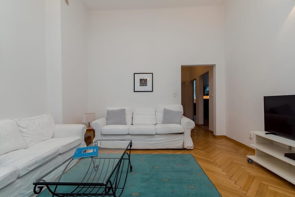 Bed, TV and multimedia, Living room, Seating area, young children, older children, group of guests, Family
