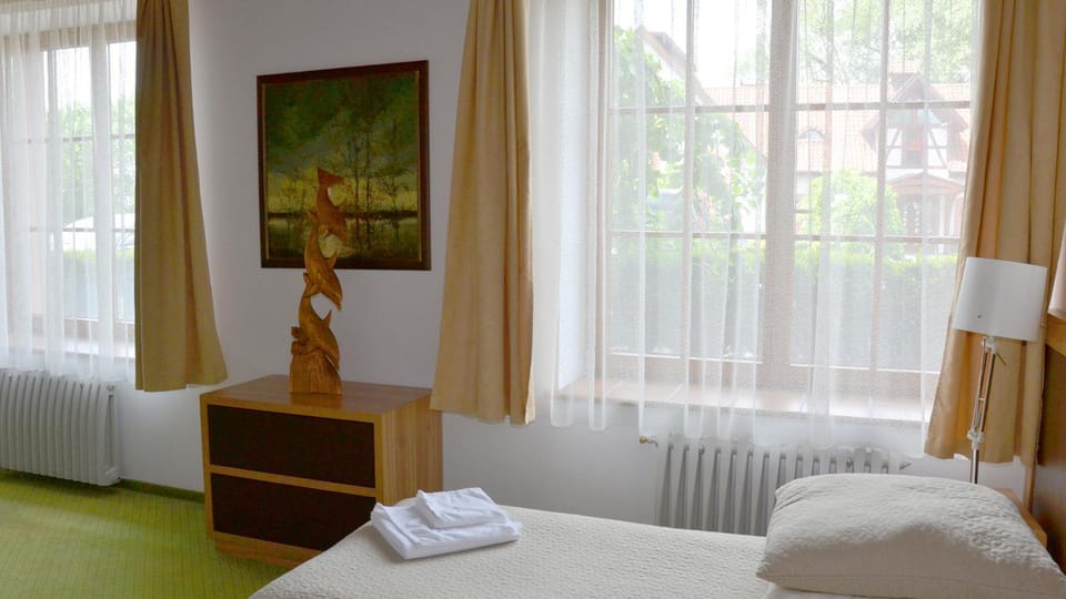 Bed, Photo of the whole room, towels