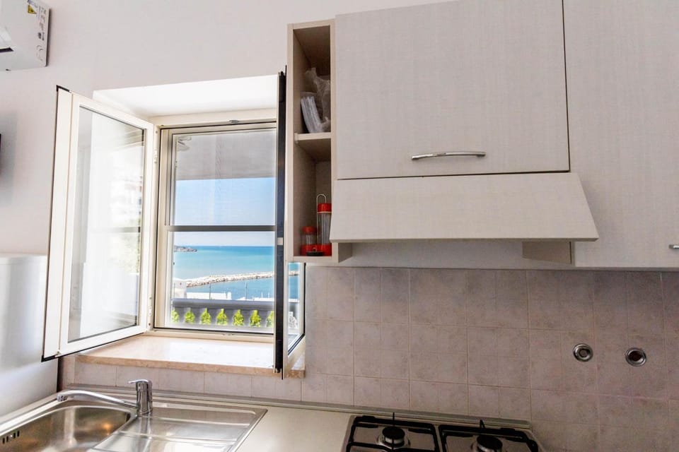Kitchen or kitchenette, Sea view
