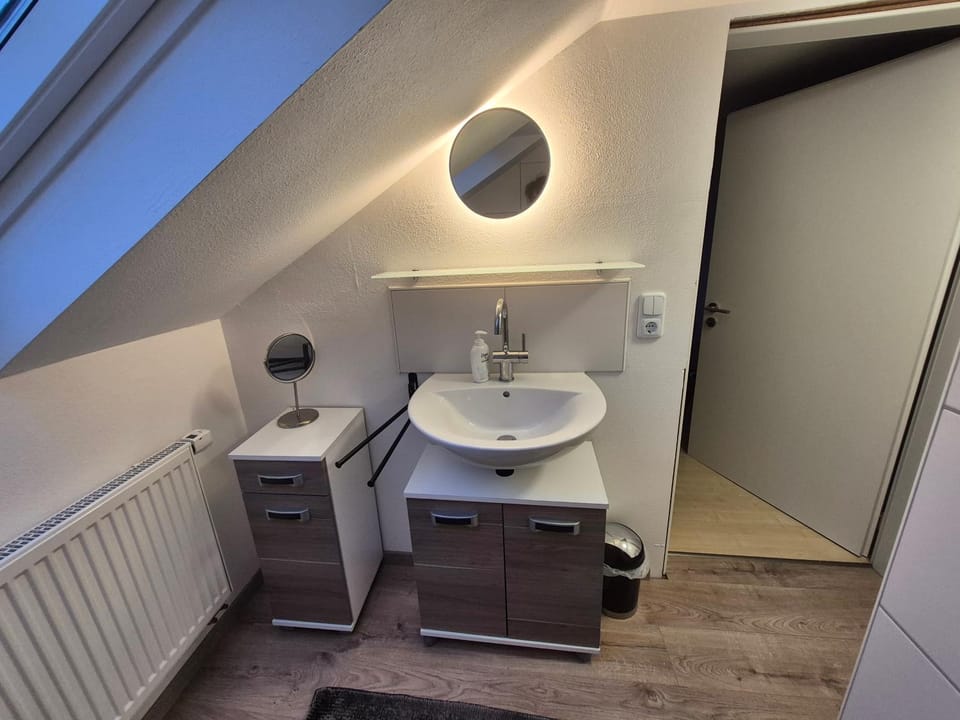 GästeZimmer im Altbau Dachgeschoss mit kleinem Bad WLAN, TV und Parkplatz Apartment in Baden-Württemberg