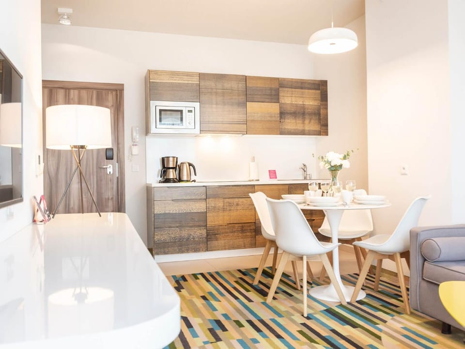 Kitchen or kitchenette, Dining area