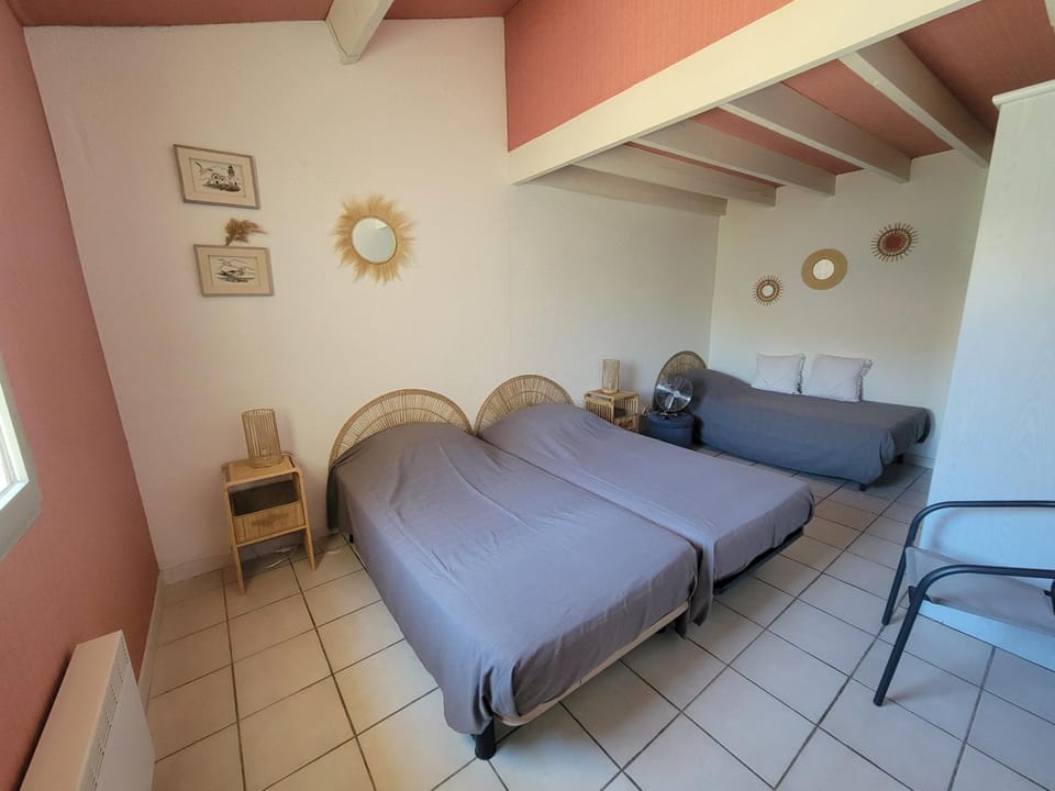 Villa 5 couchages 2 chambres belle terrasse d'angle piscine commune dans résidence sécurisée à 200m de la mer LRMA2A Villa in Portiragnes