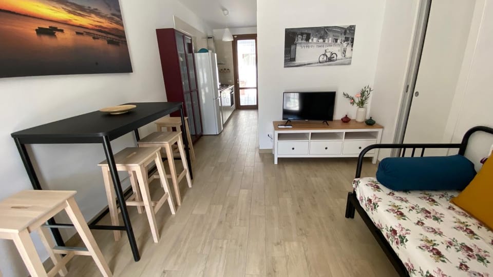 Bed, TV and multimedia, Kitchen or kitchenette, Living room, Seating area, Dining area, Garden view, Inner courtyard view