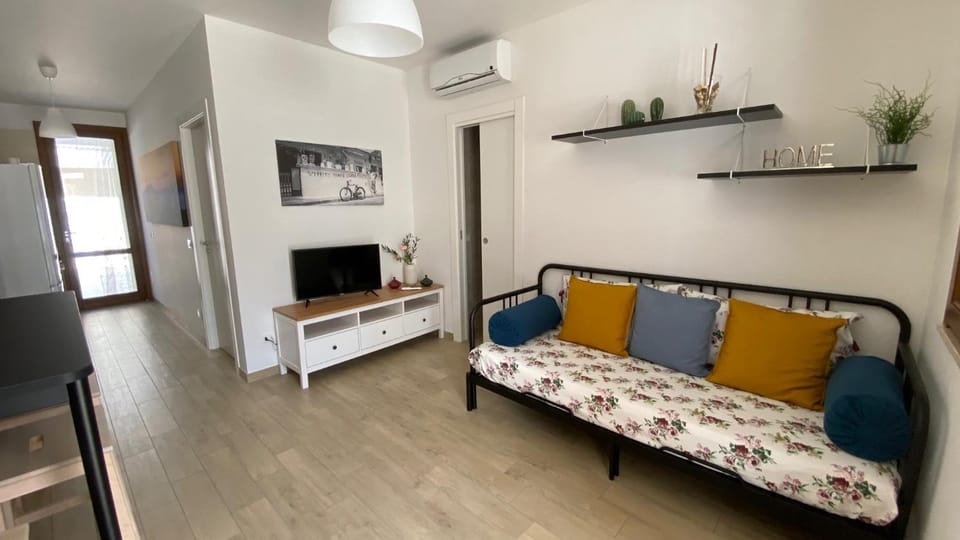 Bed, TV and multimedia, Living room, Garden view, Inner courtyard view