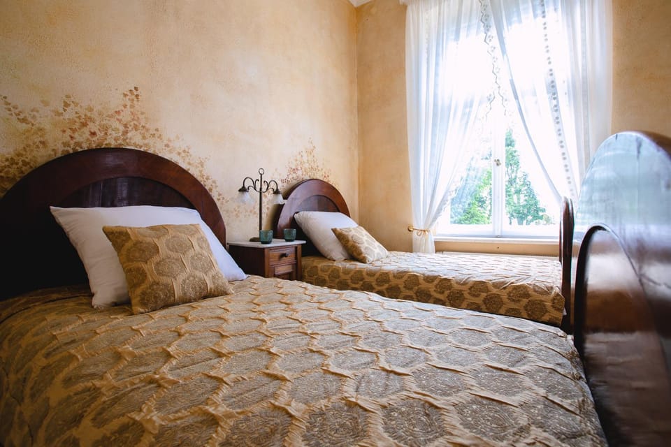 Bed, Photo of the whole room, Seating area, Bedroom
