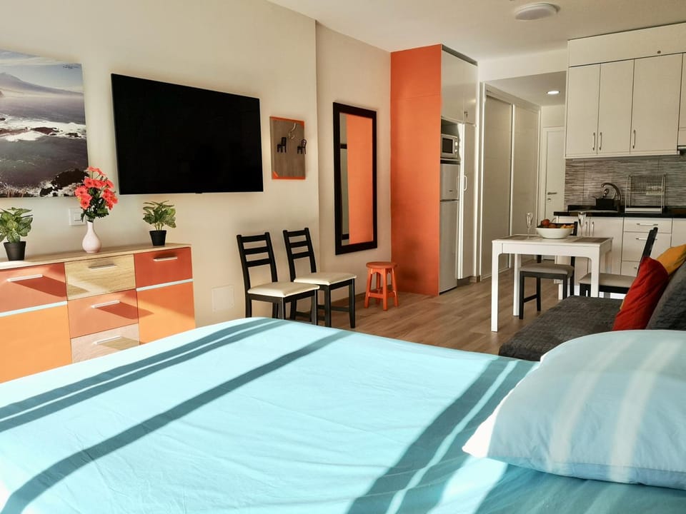 Bed, TV and multimedia, Photo of the whole room, Bedroom