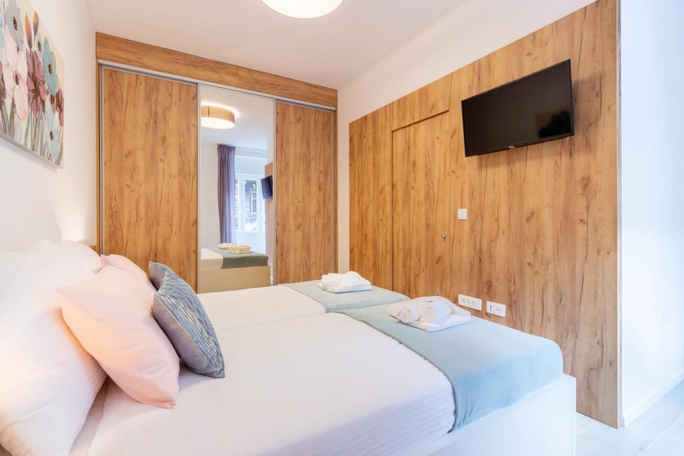 Bed, TV and multimedia, Bedroom