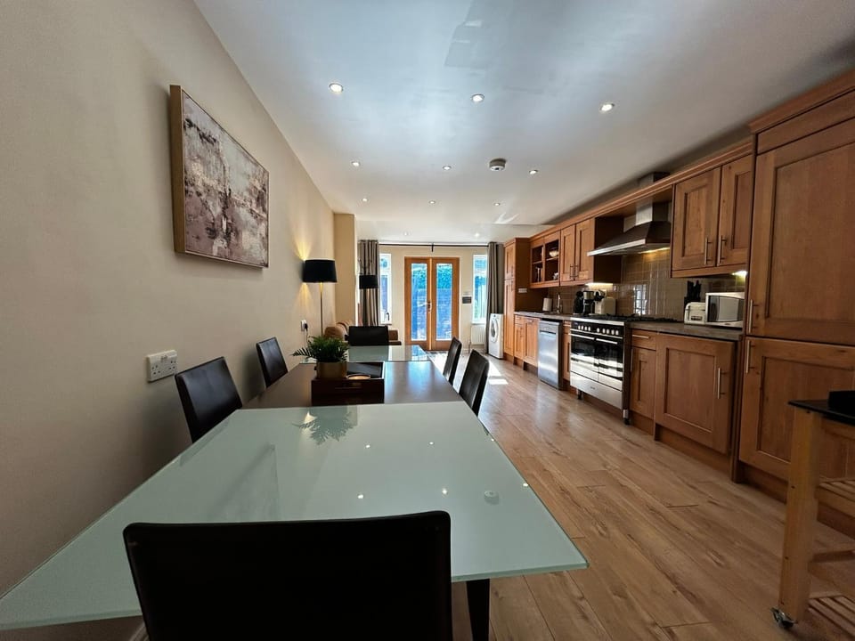 Coffee/tea facilities, Dining area, microwave, oven, stove, toaster, washing machine, dryer, kitchen