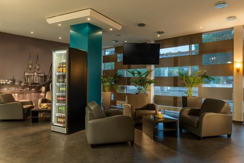 Lobby or reception, Lounge or bar, Food and drinks, Decorative detail, Drinks, Alcoholic drinks, Non alcoholic drinks