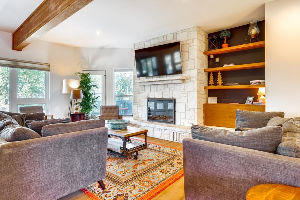 Modern Fischer House w/ Deck, Fire Pit & Hot Tub! House in Canyon Lake