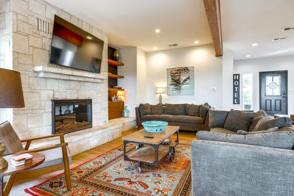 Modern Fischer House w/ Deck, Fire Pit & Hot Tub! House in Canyon Lake