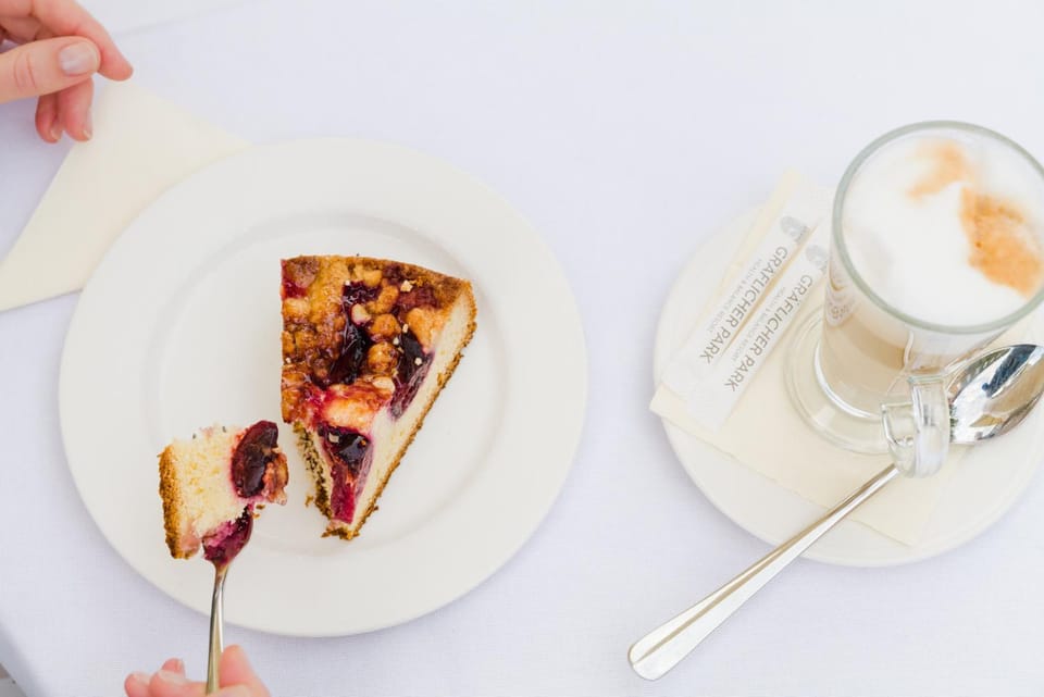 Restaurant/places to eat, Coffee/tea facilities, Food and drinks