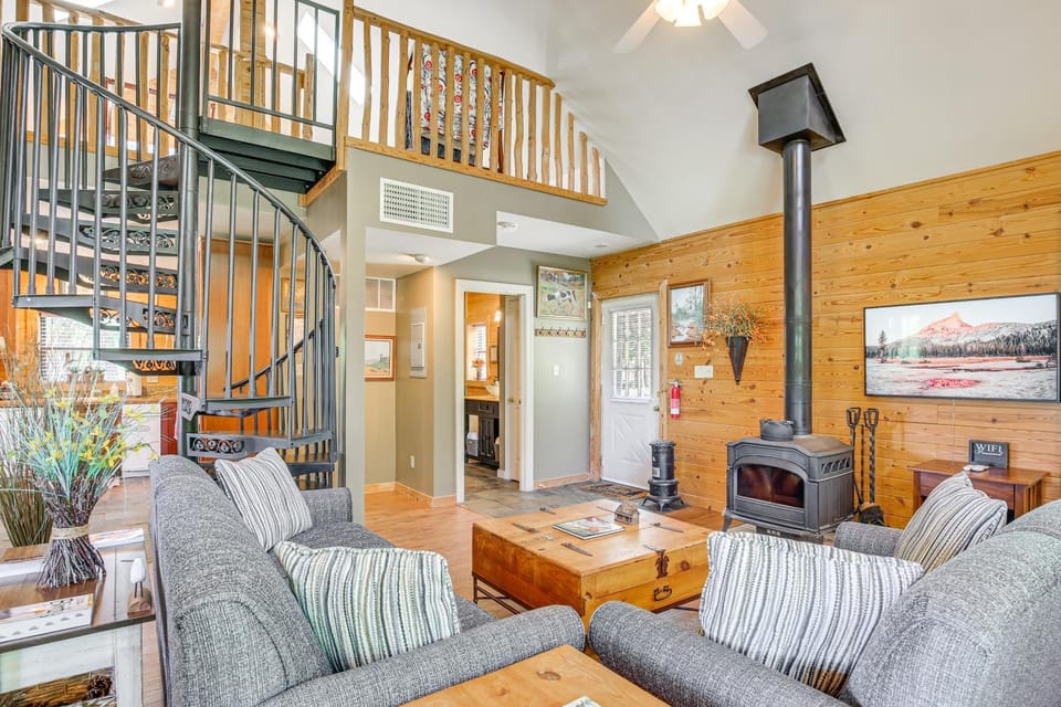 Hillside Cabin on 43 Acres w/ Private Lake & View! Cabin in Missouri