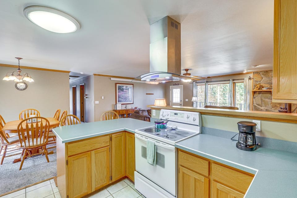 Hot Tub, Trailer Parking: Lead, Sturgis Rally Base House in North Lawrence