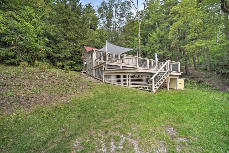 Cozy Stockbridge Cabin - Walk to Beach & Lake! Cabin in Stockbridge