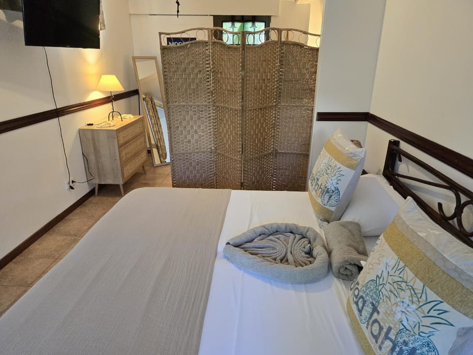 Fare Le Flamboyant House in Moorea-Maiao