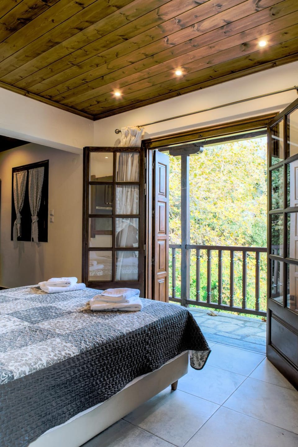 Day, Photo of the whole room