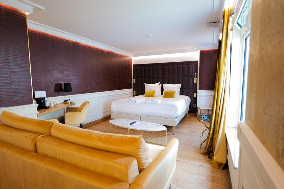 Bed, Living room, Photo of the whole room, Seating area, Bedroom