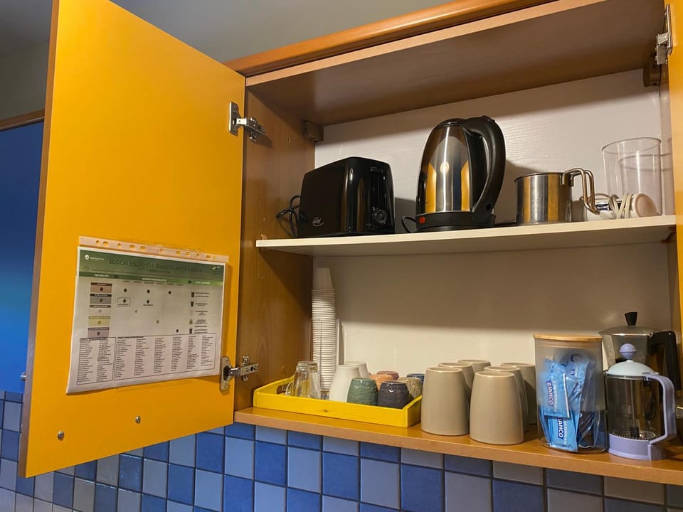 Coffee/tea facilities, toaster