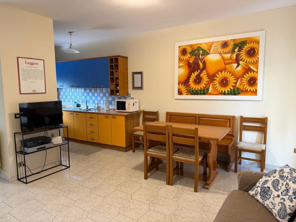 TV and multimedia, Kitchen or kitchenette, Living room, Seating area, Dining area