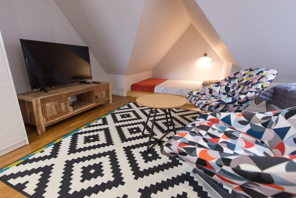 Communal lounge/ TV room, Bed, TV and multimedia