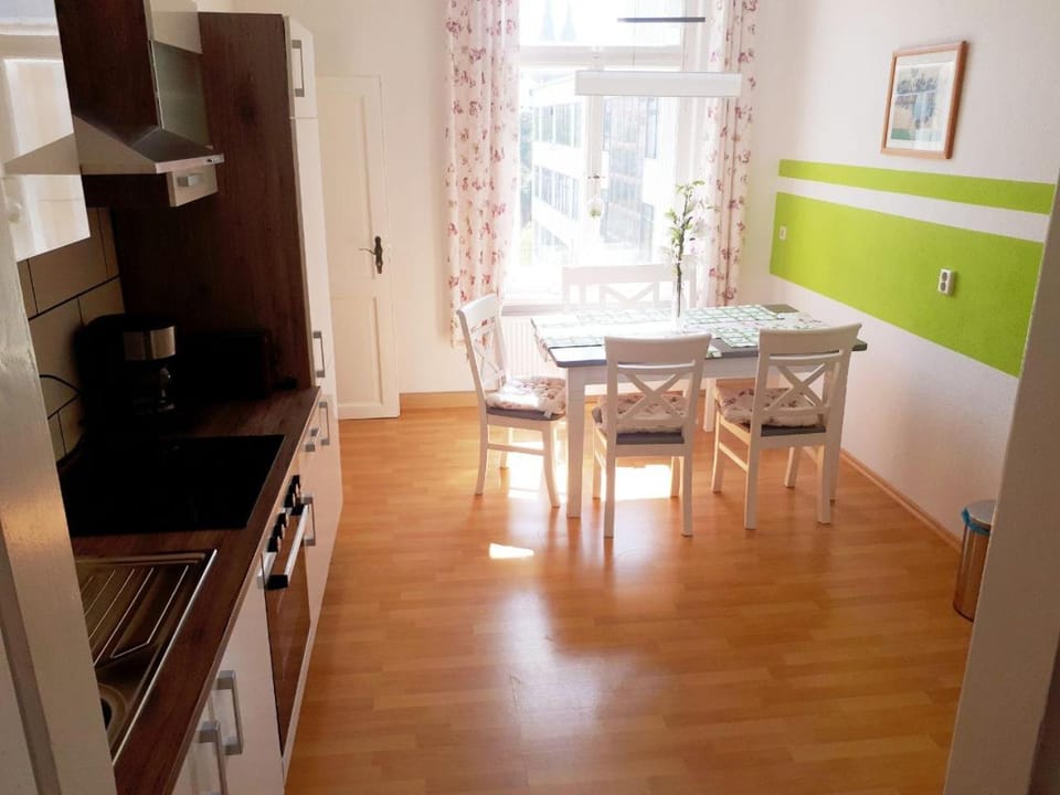 Kitchen or kitchenette, Seating area, Dining area, Communal kitchen