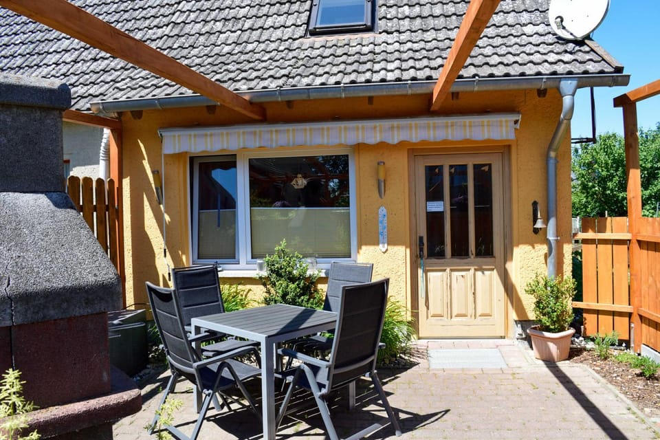 Property building, Facade/entrance, BBQ facilities, Balcony/Terrace, Seating area