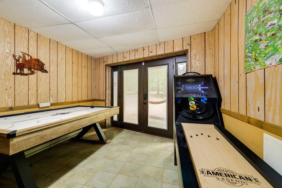 Fire Pit & Games! Prow Chalet; Mins to Lake Wally! House in Lake Wallenpaupack
