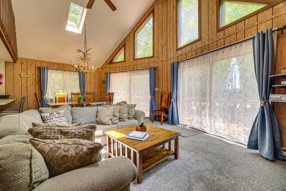 Fire Pit & Games! Prow Chalet; Mins to Lake Wally! House in Lake Wallenpaupack