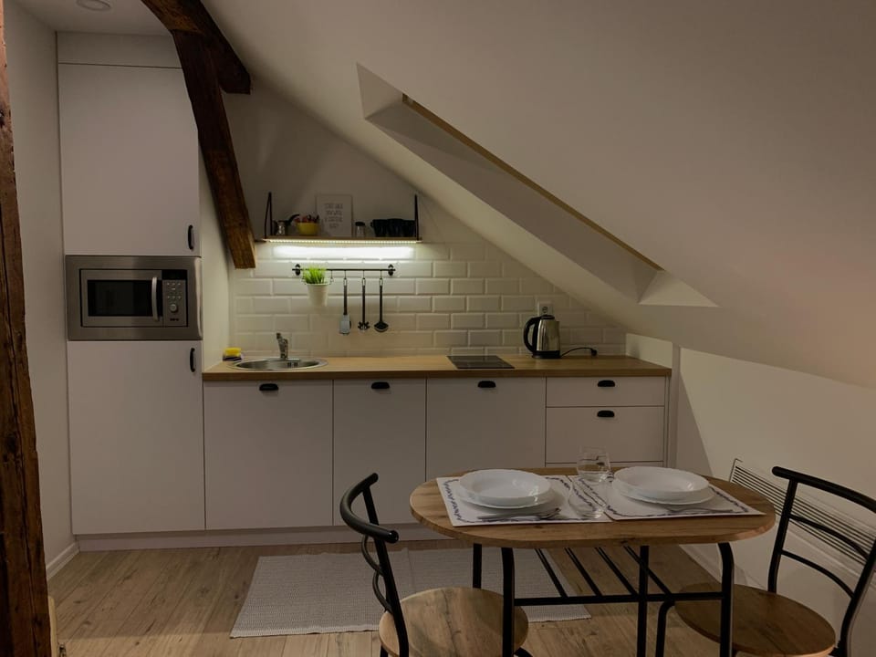Kitchen or kitchenette, Dining area