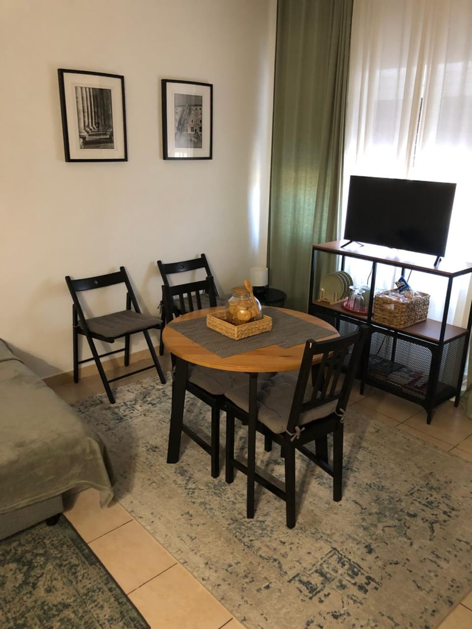 Communal lounge/ TV room, Living room, Food and drinks, Dining area