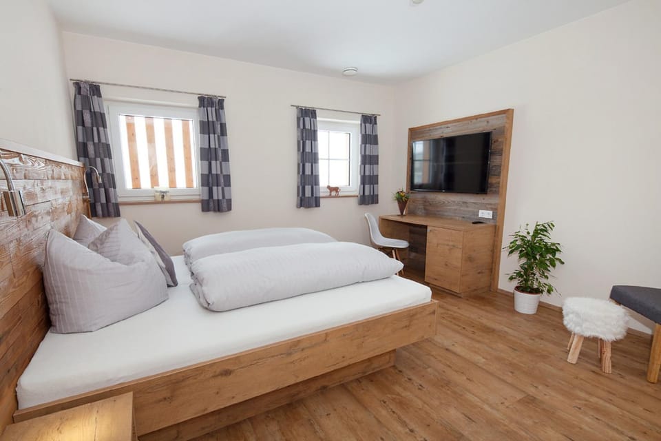 Bed, TV and multimedia, Bedroom