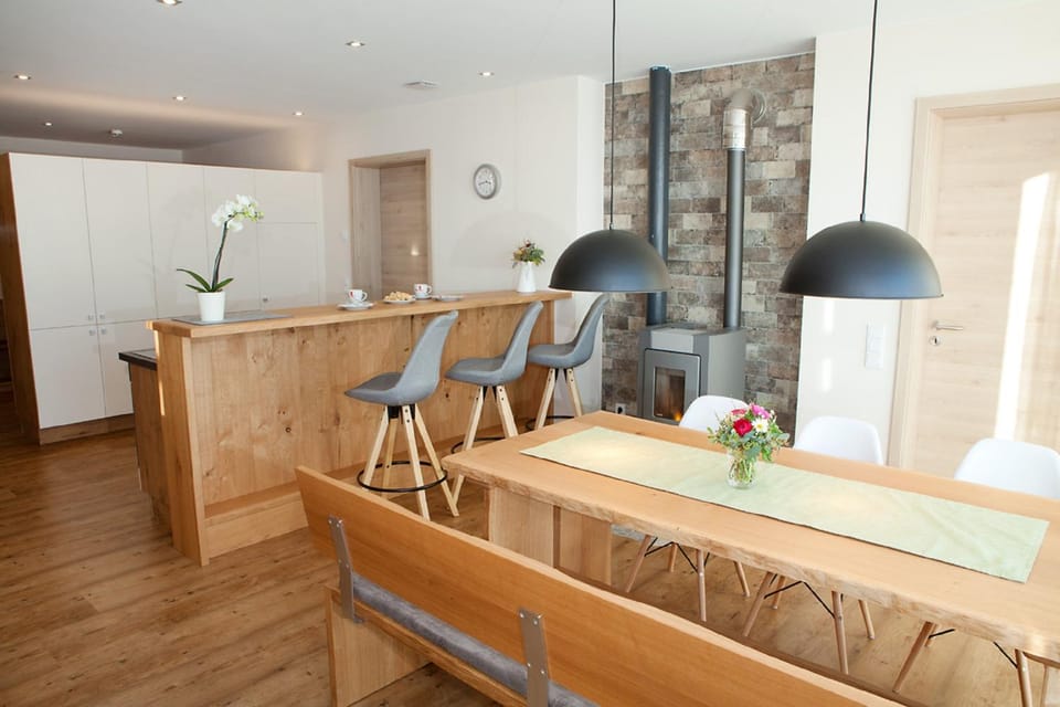 Kitchen or kitchenette, Seating area, Dining area