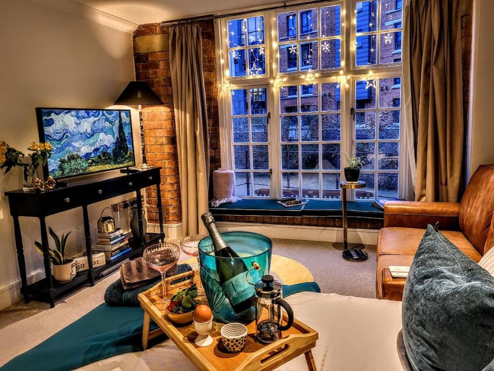 Cocoa Lily - River fronted studio in the city with secure parking Apartment in York
