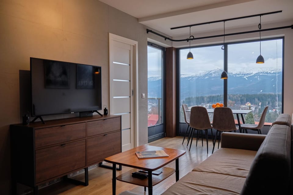 TV and multimedia, Living room, Seating area, Landmark view, Mountain view