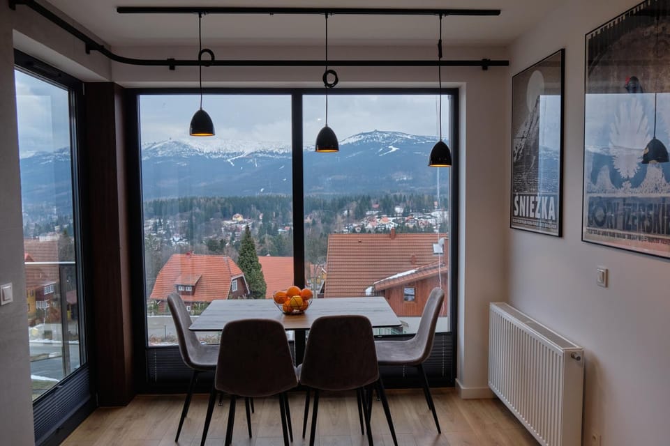 Dining area, Mountain view