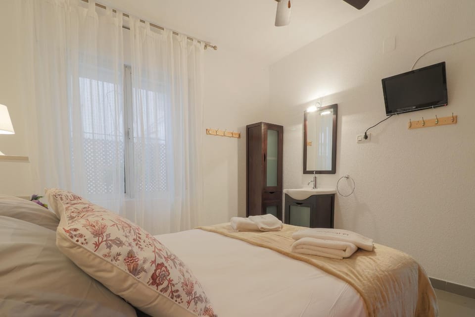 Toilet, Bed, TV and multimedia, Bedroom, towels