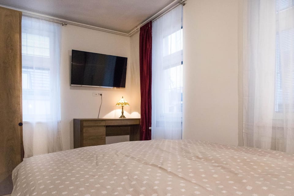 Bed, TV and multimedia, Bedroom