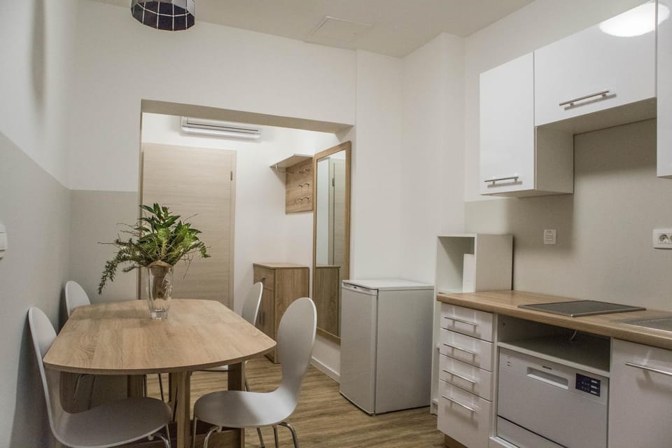 Kitchen or kitchenette, Dining area