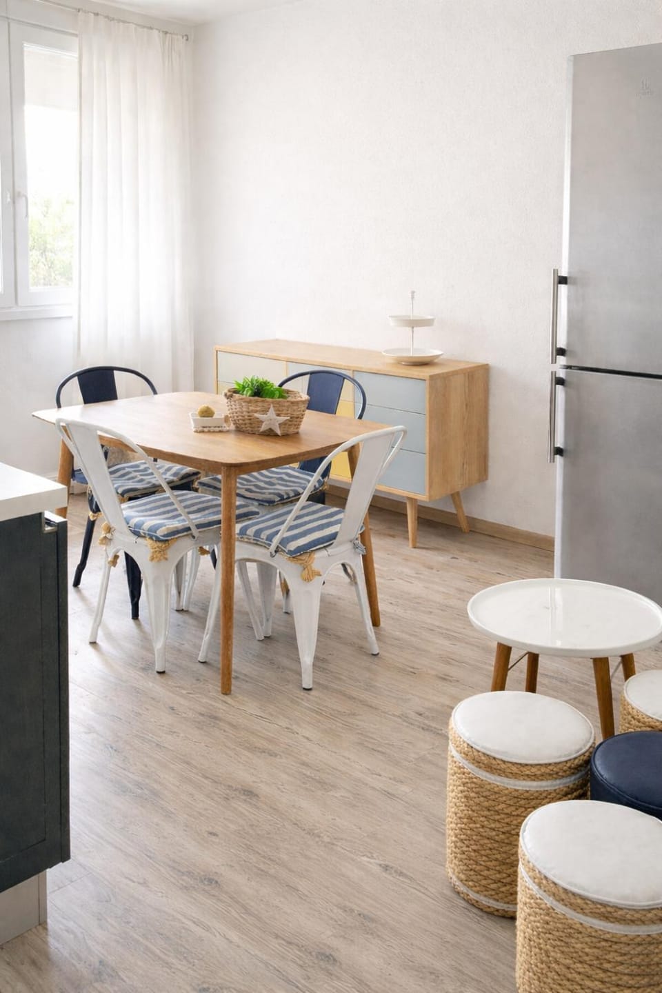 Kitchen or kitchenette, Living room, Seating area, Dining area
