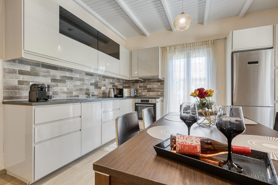 Dining area, kitchen