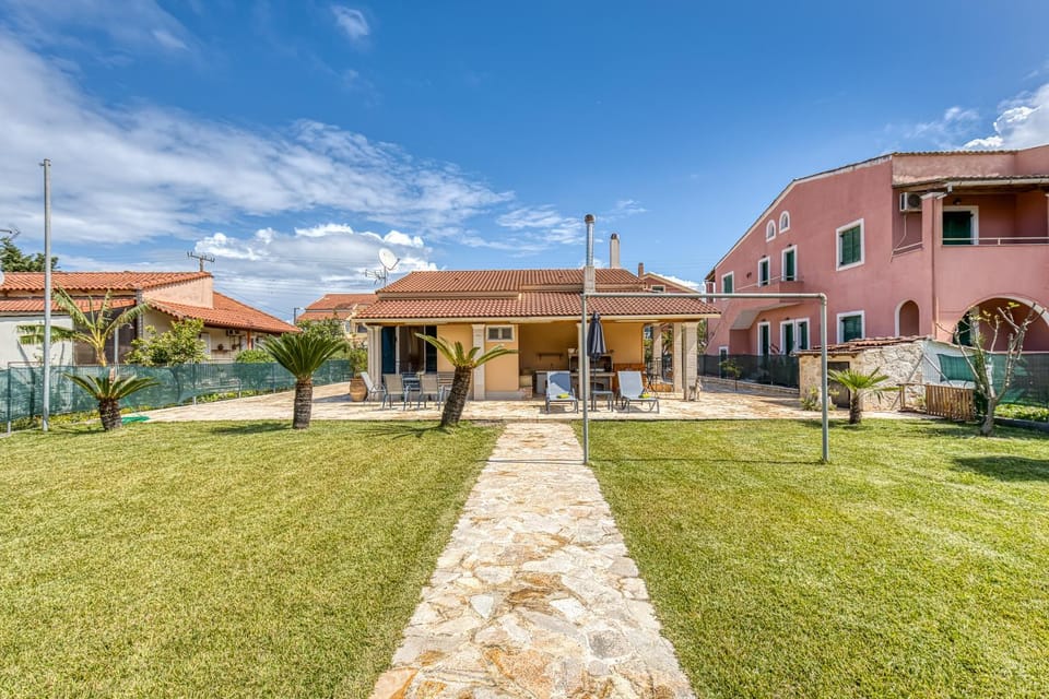 Property building, Garden, Garden view, Garden view, sunbed