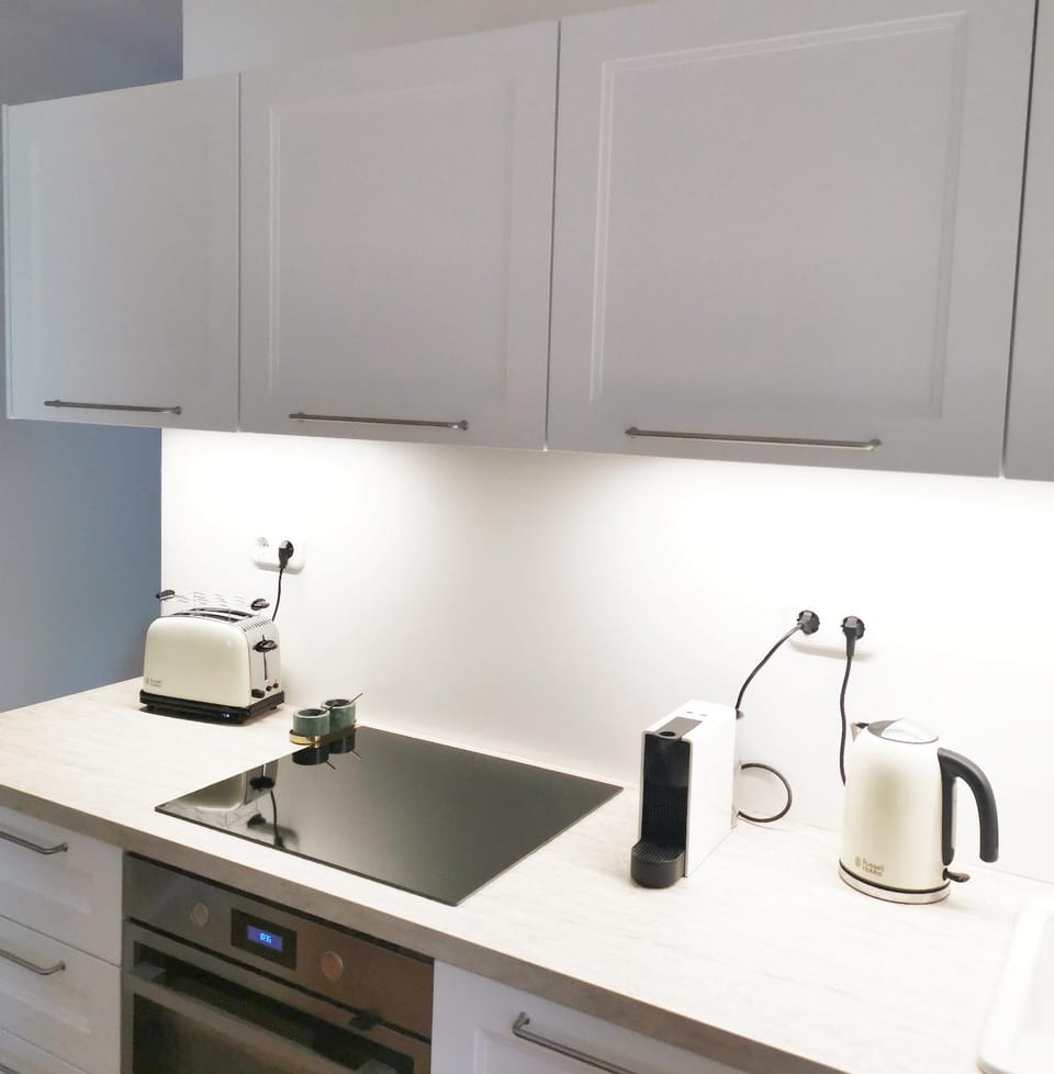 Coffee/tea facilities, stove, toaster