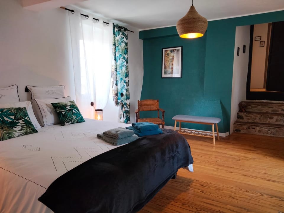 Bed, Photo of the whole room, Bedroom