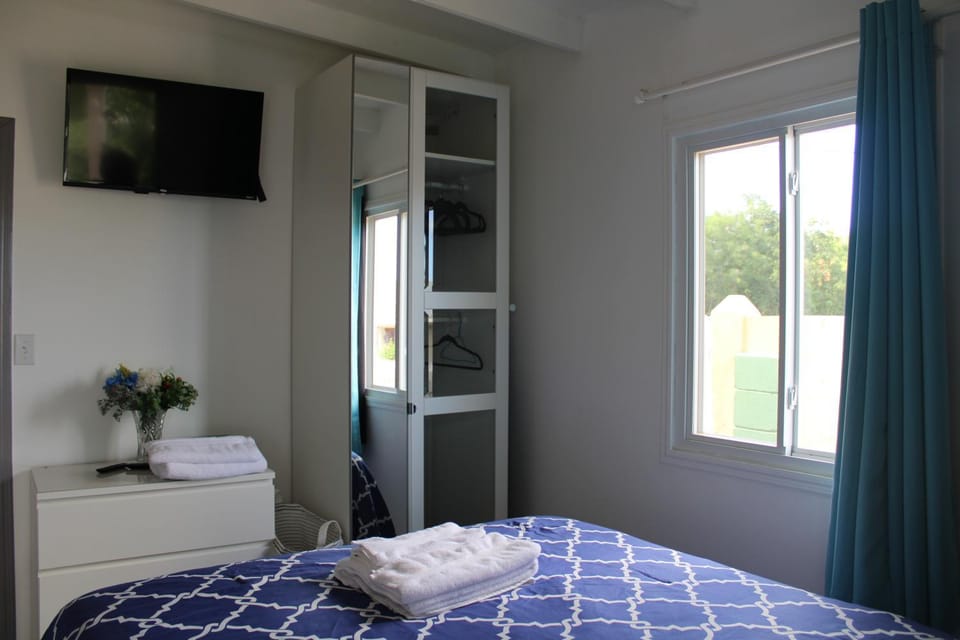 Bed, TV and multimedia, Bedroom