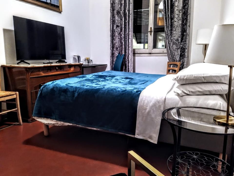 Bed, TV and multimedia, Bedroom, hair dresser