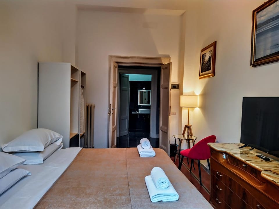 Bed, Bathroom, TV and multimedia, Photo of the whole room, Bedroom, towels
