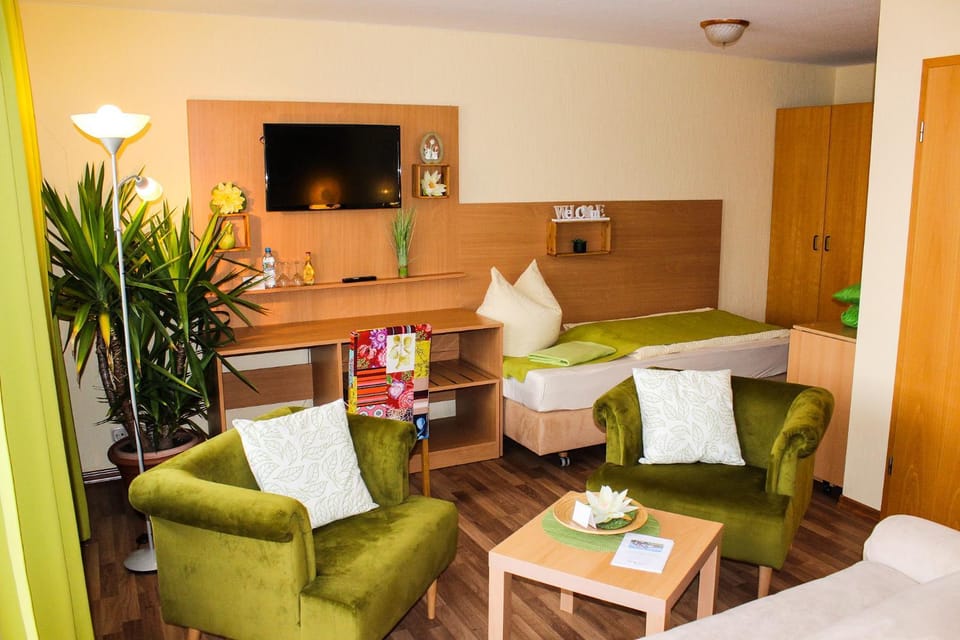 TV and multimedia, Photo of the whole room, Decorative detail, Seating area