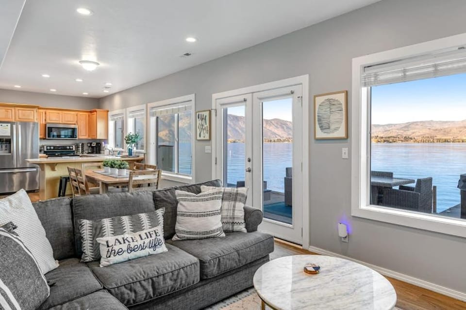 Lake's Edge Landing House in Lake Entiat