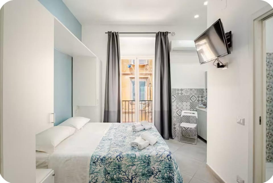 Bed, TV and multimedia, Photo of the whole room, Bedroom, towels, air conditioner